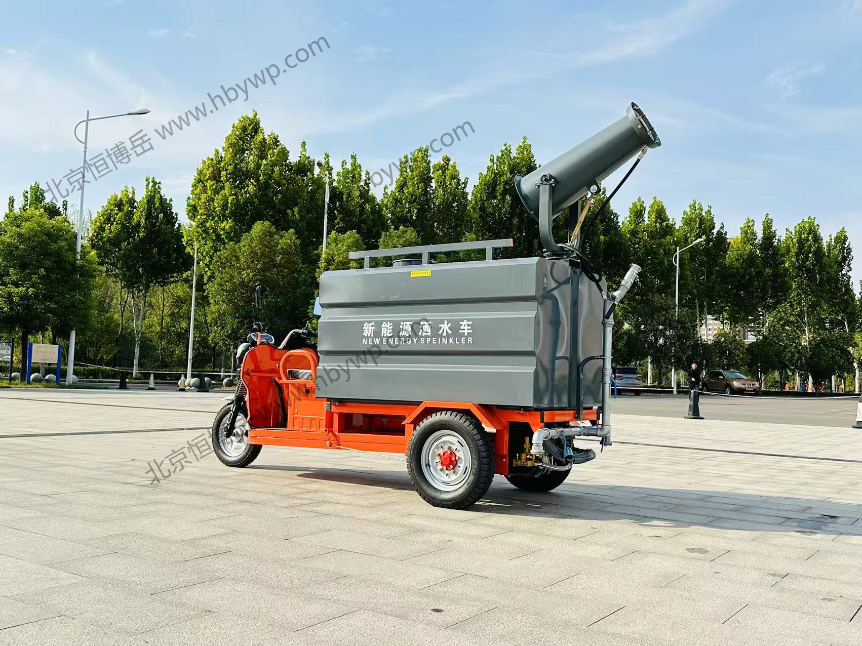 1.5方多功能新能源三輪灑水車.jpg