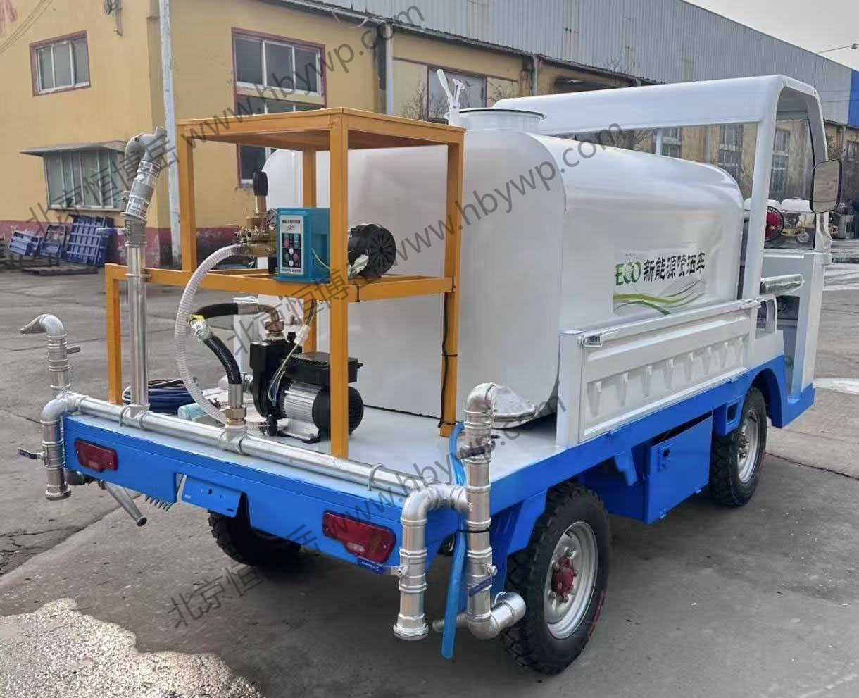1.8方多功能新能源4輪灑水車.jpg